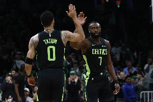 塔图姆：布朗这个赛季能在关键时刻掌控比赛 他更多地承担起责任