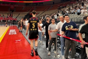 赛后宠粉时刻！贺希宁领衔全队与场边球迷击掌 还各种签名