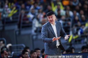 杜锋：这场比赛输了非常可惜 我们的犯规太多了 这伤害很大