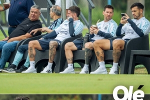 奥莱报：梅西、德保罗和帕雷德斯等人手捧马黛茶，观战阿根廷U20