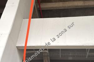 记者：同伴称去世的球迷为了去厕所省时间翻墙，最终从14米高坠落