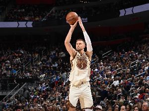 无力回天！波尔津吉斯14中8高效贡献23分 三分5中5
