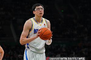 存在感不强！周琦半场3投仅1中拿到2分4板 正负值+4