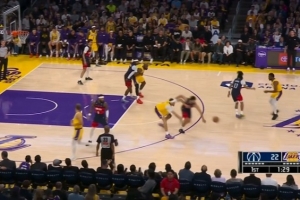 有点突然！布朗尼击地被吉尔斜刺抢断 后者反击一条龙暴扣