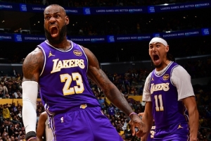 海斯：老詹快下绝对会让我们更有动力 看他跑起来我得赶紧跟上