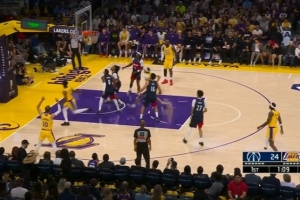 保驾护航！詹姆斯为布朗尼掩护 后者突破抛投得分