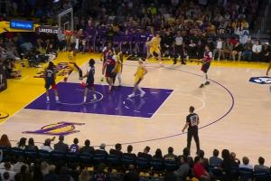 大意了詹姆斯篮下面对空篮 双手暴扣结果竟然扣飞了