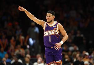 共61犯！布克：整场比赛两边打得都很难看 犯规很多裁判不得不吹