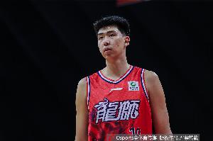 媒体人：徐昕今天真不错 攻防两端存在感很强 他还能继续进步