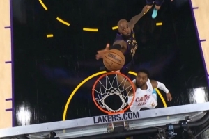 上来就拉满！米切尔首攻快速攻筐 詹姆斯身后追防大帽扇飞！