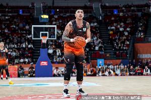 中流砥柱！陶汉林6中4高效拿下16分12板 罚球12中8