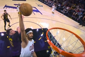 什么叫中锋？艾顿反击空接被筐帽 回头贾勒特·阿伦起飞单臂补扣