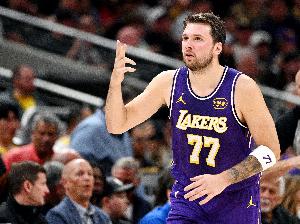 Skip：等等 东契奇可以扣篮？他在主场大胜的最后时刻还在场呢