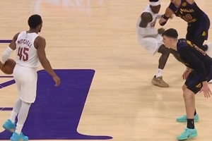 火眼金睛！施罗德造犯规 雷迪克挑战成功改判施罗德进攻犯规