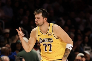 阿里纳斯：湖人输3场就像天塌了一样 东契奇带队82胜0负才能拿MVP