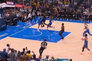 冲击力依旧恐怖！詹姆斯反抢冲筐暴起欲隔扣被犯规拦下