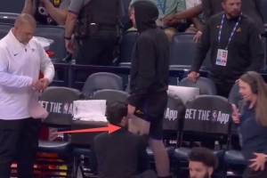 下半场带伤出战？东契奇中场休息时就已经在按摩左大腿