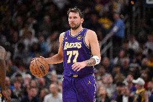 失常！东契奇半场9投仅2中拿到10分4板5助有4失误 三分7中1