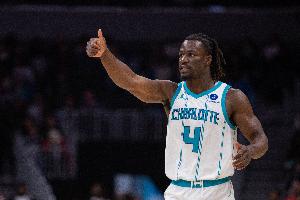 我也叫詹姆斯！赛恩·詹姆斯半场三分7中4砍13分2板2助 正负值+24