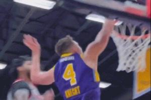 安全第一！克内克特反击起飞单臂劈扣 落地时臀部重摔在地