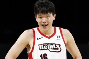 记者：杨瀚森在混音打出实力却得不到很多机会 可见在美国有多难