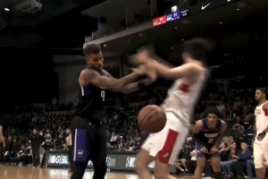 打急眼了？杨瀚森扣篮后被丹尼斯一把推倒  吐舌微笑回应