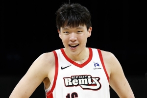 解说：杨瀚森今天在进攻端打出了影响力 他在G联赛的进步明显