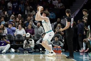 三分王没有啥压力了！克尼佩尔半场7中3&三分4中1拿10分2助2断