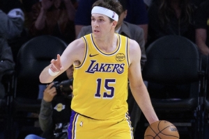 名记：湖人预计会为里夫斯提供超5年2.2亿的合同 里夫斯也不想走