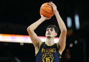 内线高塔！马拉疯狂吃饼16中11高效砍下26分9板3助2帽