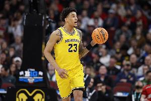 带伤作战很强硬！伦德博格14分钟3记三分球拿下11分3板1助1断