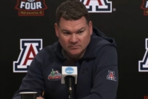 亚利桑那主帅汤米·劳埃德拒绝北卡高薪挖角 降薪至720万留队