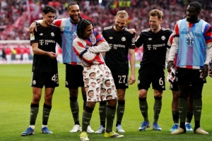 好基友！格纳布里赛后庆祝时显摆印满格雷茨卡大头照的花裤