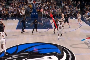 球到人到！詹姆斯超远精确制导 克莱伯篮下轻松吃饼！