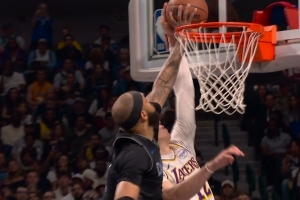 没那么容易！拉拉维亚切入上篮被加福德单臂帽翻