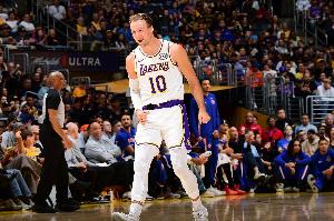 雷迪克：肯纳德作为主控表现不错 但41分钟太久&这导致他投篮不佳