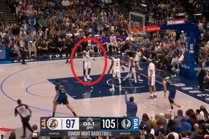 布朗尼防守被一步过 詹姆斯摊手不知向哪位队友表达不满