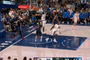 灵犀一点！詹姆斯化身二传手 吸引防守顺势点给艾顿助其暴扣