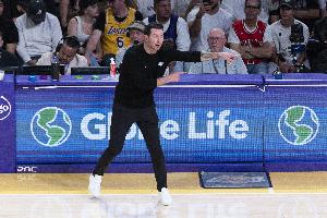 雷迪克：我们必须在进攻端更加专注掩护质量 而且要不断冲击内线