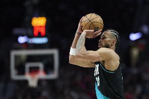 最近三分神了！卡马拉首节外线4投4中 砍下12分