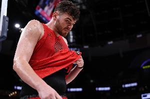 防约老师无处发力！克林根进攻还不错 三分6中3拿到18分12板2帽