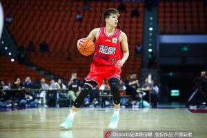 媒体人：我向艾伦妈妈求证过 虽然她说是假的但措辞谨慎似有隐情