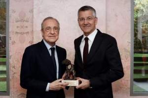 关系好！皇马官方晒老佛爷和海纳合照：同拜仁进行了董事会议