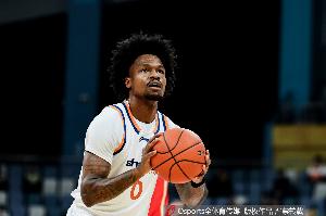 外援对飚！杰克逊半场21分2板3助1断VS古德温21分3板4助