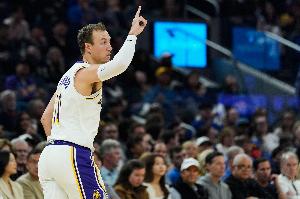 雷迪克：今晚我们努力让肯纳德更多的从无球去接球 蒂米打得很棒