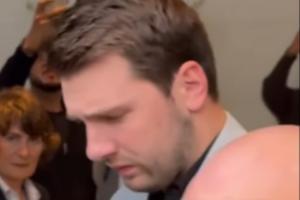 好兆头？东契奇在西班牙为球迷签名 走路步态看起来正常