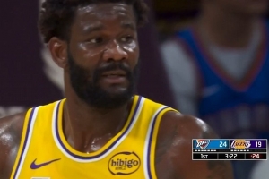 这球不难啊！布朗尼底线发球 艾顿判断失误没接住导致回场违例