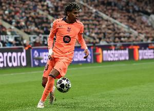 单场欧冠淘汰赛6过人+6造犯规！近10年仅亚马尔和内马尔做到