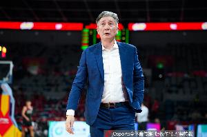 郑永刚：约翰逊开场就受伤 排兵布阵的影响很大 但总有人站出来