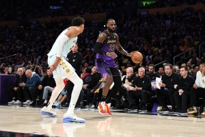 铁林:可按总时长而非65场为限 詹姆斯上场时间比文班多